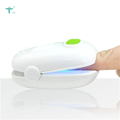 ¿Cómo cargo un dispositivo láser para hongos en las uñas?